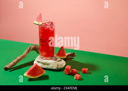 Szene für Werbung mit einem köstlichen Wassermelonen-Saftbecher auf farbigem Hintergrund. Der Saft der Wassermelone ist voll von erstaunlichen Vitaminen und Stockfoto