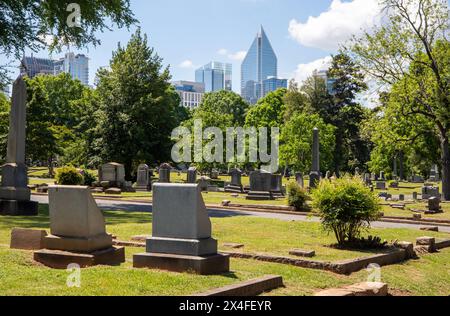Die Skyline der Stadt Charlotte, North Carolina, vom historischen Elmwood-Pinewood Cemetery aus gesehen. Stockfoto