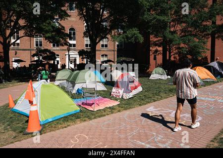 Washingtony, Usa. Mai 2024. Zelte werden während der Vorführung auf dem Hof gesehen. Die Proteste über den Krieg in Gaza wurden an der George Washington University in D. fortgesetzt C, nachdem sich die Republikaner des Repräsentantenhauses in einem pro-palästinensischen Lager auf dem Campus mit Demonstranten auseinandergesetzt hatten. Das pro-palästinensische Lager auf dem Hof ist auf etwa 100 Zelte angewachsen. Unter ihren Forderungen fordern Demonstranten, dass die Schule alle finanziellen und akademischen Beziehungen zu Israel abbaut. Quelle: SOPA Images Limited/Alamy Live News Stockfoto