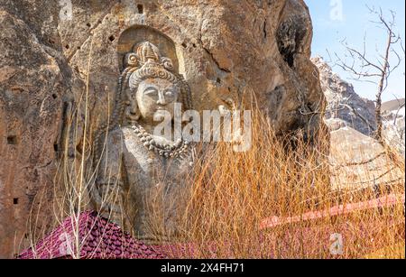 Großer Buddha in Stein gehauen auf einem Hügel im Mulbekh-Buddhistischen Kloster im Indischen Himalaya Stockfoto