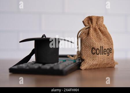 Nahaufnahme von Abschlusskappe, Taschenrechner und Geldbeutel mit Word COLLEGE. Finanzkonzept. Stockfoto