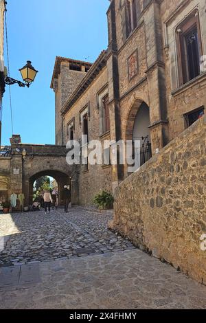 Valldemossa Themenfoto: Urlaub, Spanien, Mittelmeer, Balearen, Mallorca, Valldemossa, 02.05.2024 der kleine idyllische Ort Valldemossa am Fusse des Tramuntanagebirges auf Mallorca begeistert durch seine kleinen Gassen Themenfoto: Urlaub, Spanien, Mittelmeer, Balearen, Mallorca, Valldemossa, 02.05.2024 *** Valldemossa Themenfotourlaub, Spanien, Mittelmeer, Balearen, Mallorca, Valldemossa, 02 05 2024 das kleine idyllische Dorf Valldemossa am Fuße des Tramuntanagebirges auf Mallorca begeistert mit seinen kleinen Gassen Themenfotourlaub, Spanien, Mittelmeer, Balearen, Stockfoto