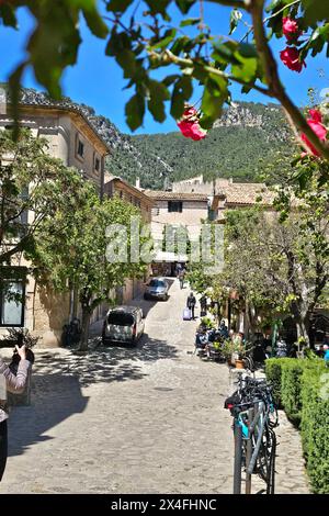 Valldemossa Themenfoto: Urlaub, Spanien, Mittelmeer, Balearen, Mallorca, Valldemossa, 02.05.2024 der kleine idyllische Ort Valldemossa am Fusse des Tramuntanagebirges auf Mallorca begeistert durch seine kleinen Gassen Themenfoto: Urlaub, Spanien, Mittelmeer, Balearen, Mallorca, Valldemossa, 02.05.2024 *** Valldemossa Themenfotourlaub, Spanien, Mittelmeer, Balearen, Mallorca, Valldemossa, 02 05 2024 das kleine idyllische Dorf Valldemossa am Fuße des Tramuntanagebirges auf Mallorca begeistert mit seinen kleinen Gassen Themenfotourlaub, Spanien, Mittelmeer, Balearen, Stockfoto