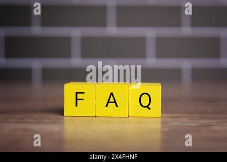 Holzwürfel mit Alphabet FAQ. Konzept für häufig gestellte Fragen. Stockfoto