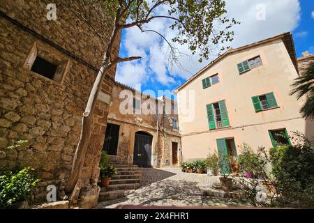 Valldemossa Themenfoto: Urlaub, Spanien, Mittelmeer, Balearen, Mallorca, Valldemossa, 02.05.2024 der kleine idyllische Ort Valldemossa am Fusse des Tramuntanagebirges auf Mallorca begeistert durch seine kleinen Gassen Themenfoto: Urlaub, Spanien, Mittelmeer, Balearen, Mallorca, Valldemossa, 02.05.2024 *** Valldemossa Themenfotourlaub, Spanien, Mittelmeer, Balearen, Mallorca, Valldemossa, 02 05 2024 das kleine idyllische Dorf Valldemossa am Fuße des Tramuntanagebirges auf Mallorca begeistert mit seinen kleinen Gassen Themenfotourlaub, Spanien, Mittelmeer, Balearen, Stockfoto