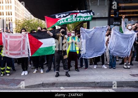 Pro-palästinensische Demonstranten halten Keffiyehs und palästinensische Fahnen hoch, um der Presse den Blick zu verwehren. Eine Frau in einer Maske steht davor und schwenkt eine Flagge, die besagt, dass die Spannungen im Zusammenhang mit den Pro-Palästina-Demonstranten an der New School in New York mit Pro-Israel-Gegenprotestierenden steigen. Die Organisation New School Students for Justice in Palestine hat vor 11 Tagen ein Lager im Gebäude der Schule eingerichtet und verlangt, dass die Schule ihre finanziellen Beziehungen zu Israel offenlegt und aufgibt. (Foto: Syndi Pilar/SOPA Images/SIPA USA) Stockfoto