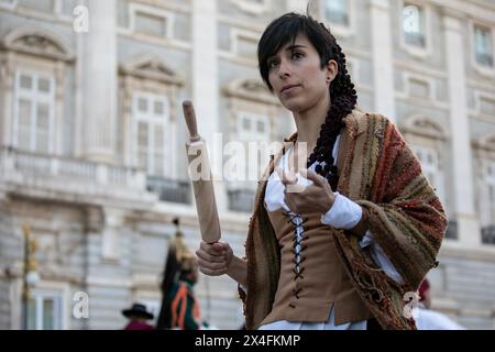 Ein kostümiertes Extra, das während einer künstlerischen Aufführung im Zentrum Madrids am 2. Mai 1808 zu sehen war, markiert einen Meilenstein in der Geschichte Madrids, als sich das Volk gegen die französischen Truppen erhob und den Befehl von König Karl IV. Und Ferdinand VII. Widersetzte, die Invasoren nicht anzugreifen. Die historische Kulturvereinigung "Freiwillige von Madrid 1808-1814" ein weiteres Jahr anlässlich des Tages der Gemeinschaft Madrid hat im Zentrum Madrids die Schlachten des Unabhängigkeitskrieges gegen die napoleonischen Truppen, die zwischen 1808 und 1814 auf spanischem Gebiet einmarschiert waren, nachgebildet. Stockfoto