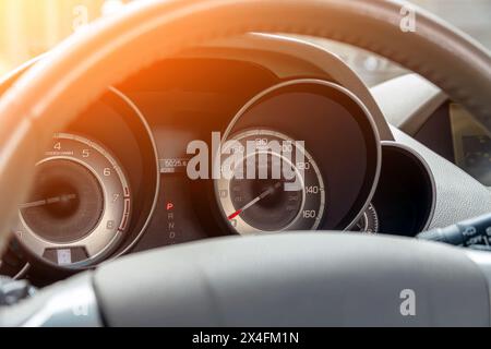 Nahaufnahme eines Tachometers eines Autos. Armaturenbrett mit Details, Anzeigeleuchten und Instrumententafel. Stockfoto