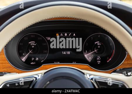 Nahaufnahme eines Tachometers eines Autos. Armaturenbrett mit Details, Anzeigeleuchten und Instrumententafel. Stockfoto