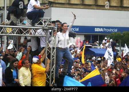 Venezuela-Maracaibo-05-02-2024. María Corina Machado, die Führerin der Demokratie in Venezuela, richtet ein paar Worte an die Tausende von Menschen, Aktivisten aller politischen Parteien, Studenten und die Zivilgesellschaft, die sie am Donnerstag, den 2. Mai, in Maracaibo, Venezuela, willkommen geheißen haben. In einem Akt, der Teil der Reise durch das Land ist, durch den der Flaggenträger das venezolanische Volk zur Teilnahme und zur Abstimmung für den Kandidaten der Demokratischen Einheit Edmundo González bei den nächsten Präsidentschaftswahlen am 28. Juli dieses Jahres ermutigt. (Foto: Humberto Matheus/SIPA USA) Stockfoto