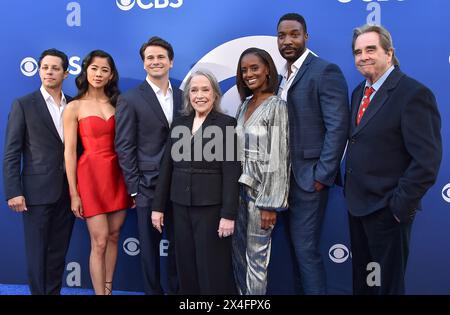 Hollywood, USA. Mai 2024. David Del Rio, Leah Lewis, Jason Ritter, Kathy Bates, Skye P. Marshall, EME Ikwuakor und Beau Bridges kommen am 2. Mai 2024-2025 zur CBS-Feier des Herbstplans in den Paramount Studios in 2024 Hollywood, CA. © Lisa OConnor/AFF-USA.com Credit: AFF/Alamy Live News Stockfoto