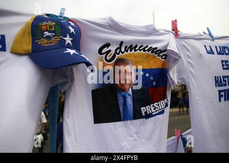 Maracaibo, Venezuela. Mai 2024. Venezuela-Maracaibo-05-02-2024. T-Shirts mit einem Foto des Oppositionskandidaten Edmundo González, das Venezolaner zur Abstimmung einlädt, und einer Botschaft mit der Aufschrift "bis zum Ende" werden an diesem Donnerstag, dem 2. Mai, in den Straßen der Stadt Maracaibo, Venezuela, an die Öffentlichkeit verkauft. (Foto: Humberto Matheus/SIPA USA) Credit: SIPA USA/Alamy Live News Stockfoto