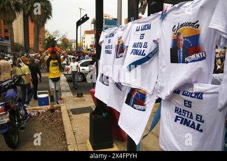 Maracaibo, Venezuela. Mai 2024. Venezuela-Maracaibo-05-02-2024. T-Shirts mit einem Foto des Oppositionskandidaten Edmundo González, das Venezolaner zur Abstimmung einlädt, und einer Botschaft mit der Aufschrift "bis zum Ende" werden an diesem Donnerstag, dem 2. Mai, in den Straßen der Stadt Maracaibo, Venezuela, an die Öffentlichkeit verkauft. (Foto: Humberto Matheus/SIPA USA) Credit: SIPA USA/Alamy Live News Stockfoto