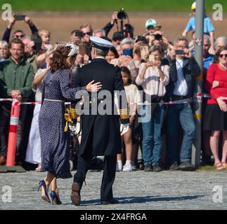 Kopenhagen, Dänemark. Mai 2024. KOPENHAGEN 2024 05.05.2014 König Frederik und HM Queen Mary besteigen offiziell die Royal Yacht Dannebrog. Es ist das erste Mal, dass sie als König und Königin auf die traditionelle Sommertour auf dem Meer gehen. Im Rahmen der Sommertour besuchen sie die Färöer und Grönland im Juni und Juli. BILD: König Frederik und Königin Maria Ankunft in Helsingör auf der ersten Reise mit dem königlichen Schiff Dannebrog. FOTO: Stefan Lindblom/TT-Code 20116 Credit: TT News Agency/Alamy Live News Stockfoto