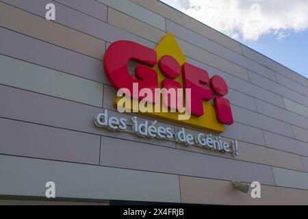 Bordeaux , Frankreich - 04 29 2024 : Gifi Logo Marke und Textschild auf Ladenfassade Markt Geschäft niedrige Küste Fassade Eingang Stockfoto