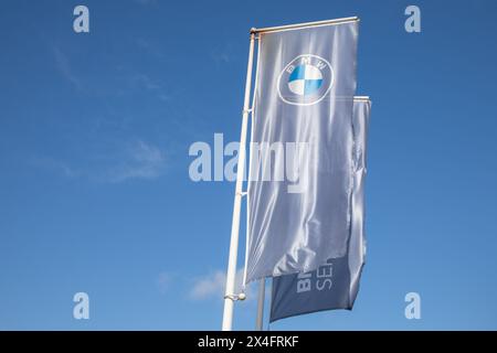Bordeaux , Frankreich - 04 29 2024 : BMW Auto Motorrad Zeichen Text und Flaggenmarke Logo Händlershop Motorrad Shop Stockfoto