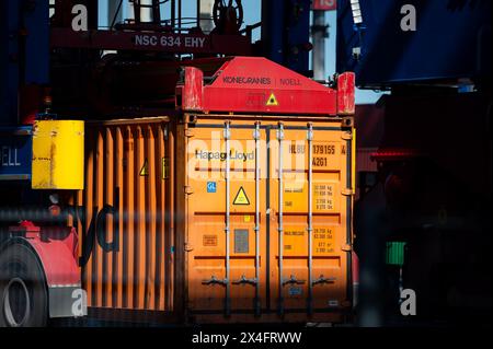 Hamburg, Deutschland. Mai 2024. Das Logo der Reederei Hapag Lloyd ist auf einem Container zu sehen, der von einem Straddle Carrier über Burchardkai gefahren wird. Quelle: Jonas Walzberg/dpa/Alamy Live News Stockfoto