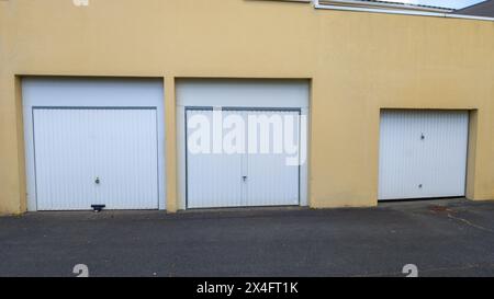 Fassade große Doppelgarage Abschnitt weiße Haustür schwarz vom Wohnhaus Eingang Auto Stockfoto