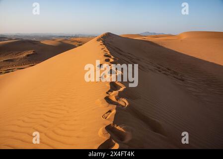 Fußabdrücke in Wüstensanddünen, Wahiba Sands, Ash Sharqiyah, Oman Stockfoto