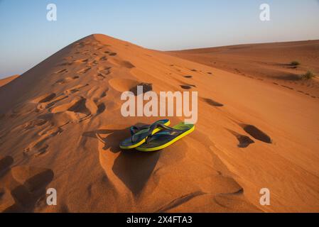 Fußabdrücke in Wüstensanddünen, Wahiba Sands, Ash Sharqiyah, Oman Stockfoto