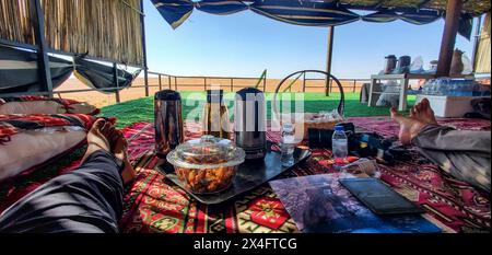 Essen serviert im Wüstencamp in den Wahiba Sands, Oman Stockfoto