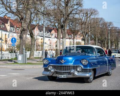 Cadillac Coupé de Ville 1954Oldtimer-Parade feiert Frühling am 1. Mai 2024 in Norrköping, Schweden Stockfoto