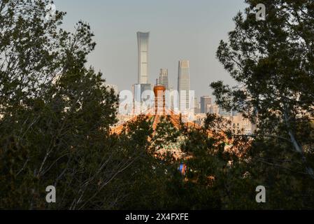 Wolkenkratzer der Innenstadt von Peking, Blick vom Jingshan Park (Prospect Hill) in Peking, China am 20. April 2024 Stockfoto