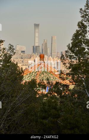 Wolkenkratzer der Innenstadt von Peking, Blick vom Jingshan Park (Prospect Hill) in Peking, China am 20. April 2024 Stockfoto