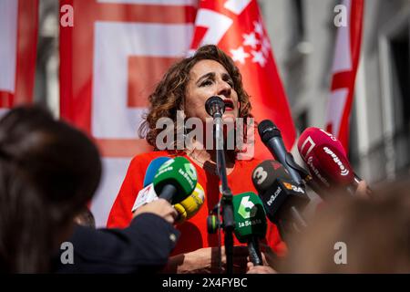 Madrid, Spanien. Mai 2024. Der erste Vizepräsident der Regierung, María Jesús Montero, spricht während der Maifeier vor den Medien. Tausende Demonstranten versammelten sich in Madrid, um den Mai zu feiern. Organisiert von den Gewerkschaften UGT und CCOO, an denen die Generalsekretäre Pepe Álvarez und Unai Sordo sowie die stellvertretenden Minister Yolanda Díaz und María Jesús Montero teilnahmen. Quelle: SOPA Images Limited/Alamy Live News Stockfoto