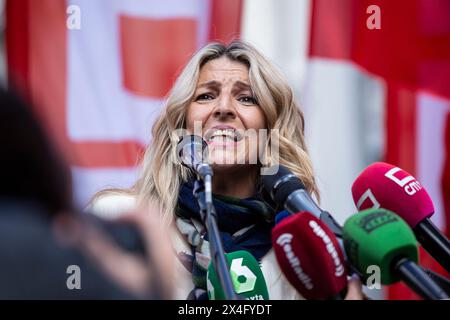 Madrid, Spanien. Mai 2024. Die zweite stellvertretende Regierungsministerin Yolanda Díaz spricht während der Maifeier mit den Medien. Tausende Demonstranten versammelten sich in Madrid, um den Mai zu feiern. Organisiert von den Gewerkschaften UGT und CCOO, an denen die Generalsekretäre Pepe Álvarez und Unai Sordo sowie die stellvertretenden Minister Yolanda Díaz und María Jesús Montero teilnahmen. Quelle: SOPA Images Limited/Alamy Live News Stockfoto