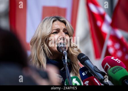 Madrid, Spanien. Mai 2024. Die zweite stellvertretende Regierungsministerin Yolanda Díaz spricht während der Maifeier mit den Medien. Tausende Demonstranten versammelten sich in Madrid, um den Mai zu feiern. Organisiert von den Gewerkschaften UGT und CCOO, an denen die Generalsekretäre Pepe Álvarez und Unai Sordo sowie die stellvertretenden Minister Yolanda Díaz und María Jesús Montero teilnahmen. Quelle: SOPA Images Limited/Alamy Live News Stockfoto