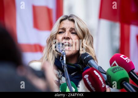 Madrid, Spanien. Mai 2024. Die zweite stellvertretende Regierungsministerin Yolanda Díaz spricht während der Maifeier mit den Medien. Tausende Demonstranten versammelten sich in Madrid, um den Mai zu feiern. Organisiert von den Gewerkschaften UGT und CCOO, an denen die Generalsekretäre Pepe Álvarez und Unai Sordo sowie die stellvertretenden Minister Yolanda Díaz und María Jesús Montero teilnahmen. (Foto: Antonio Velázquez/SOPA Images/SIPA USA) Credit: SIPA USA/Alamy Live News Stockfoto