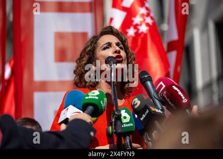 Madrid, Spanien. Mai 2024. Der erste Vizepräsident der Regierung, María Jesús Montero, spricht während der Maifeier vor den Medien. Tausende Demonstranten versammelten sich in Madrid, um den Mai zu feiern. Organisiert von den Gewerkschaften UGT und CCOO, an denen die Generalsekretäre Pepe Álvarez und Unai Sordo sowie die stellvertretenden Minister Yolanda Díaz und María Jesús Montero teilnahmen. (Foto: Antonio Velázquez/SOPA Images/SIPA USA) Credit: SIPA USA/Alamy Live News Stockfoto