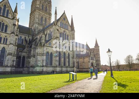 Salisbury, England, 29. März 2024: Wunderschöne Kathedrale von Salisbury an einem klaren Frühlingstag Stockfoto