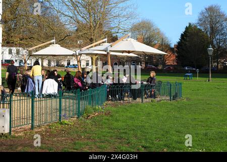 Salisbury, England - 29. März 2024: Gemütliche Café-Bar neben der Kathedrale von Salisbury Stockfoto