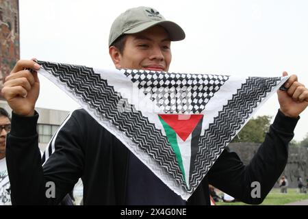 Nicht exklusiv: Student der Universidad Nacional Autonoma de Mexico (UNAM), hält einen traditionellen palästinensischen Keffiyeh mit palästinensischer Flagge Stockfoto