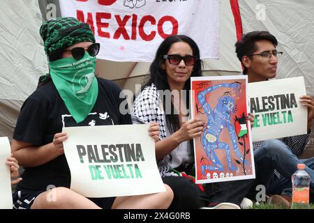 Nicht exklusiv: Studenten der Universidad Nacional Autonoma de Mexico (UNAM), halten Plakate mit der Aufschrift „Palestine Back“ vor einem Zelt in einem ca. Stockfoto