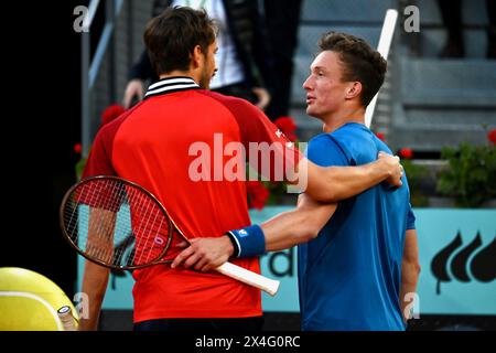 Madrid, Spanien. April 2024 30. Der tschechische Tennisspieler Jiri Lehecka (r) besiegte im Viertelfinale der Mutua Madrid Open den Russen Daniil Medwedew, der in den Ruhestand gehen musste. Quelle: Cesar Luis de Luca/dpa/Alamy Live News Stockfoto