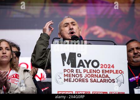 Madrid, Spanien. April 2024 30. UGT-Generalsekretär Pepe Ãlvarez spricht am Ende der Maidemonstration. Tausende Demonstranten versammelten sich in Madrid, um den Mai zu feiern. Organisiert von den Gewerkschaften UGT und CCOO, an denen die Generalsekretäre Pepe Ãlvarez und Unai Sordo sowie die stellvertretenden Minister Yolanda DÃ-az und MarÃ-a JesÃºs Montero teilnahmen. (Credit Image: © Antonio VelÃZquez/SOPA images via ZUMA Press Wire) NUR REDAKTIONELLE VERWENDUNG! Nicht für kommerzielle ZWECKE! Stockfoto