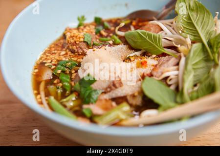 Reisnudeln mit geschmortem Rindfleisch und Fleischbällchen in einer Schüssel Stockfoto