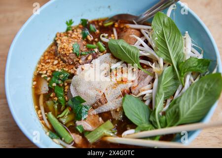 Reisnudeln mit geschmortem Rindfleisch und Fleischbällchen in einer Schüssel Stockfoto