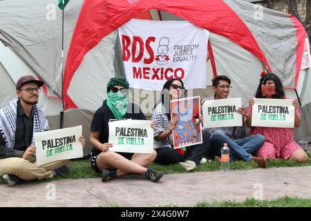 Nicht exklusiv: Studenten der Universidad Nacional Autonoma de Mexico (UNAM), halten Plakate mit der Aufschrift „Palestine Back“ vor einem Zelt in einem ca. Stockfoto