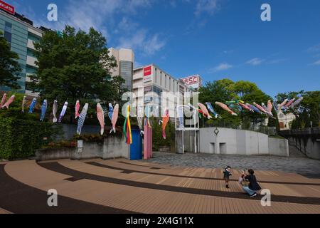 Yokohama, Japan. Mai 2024. Mutter fotografiert ihre Tochter mit Koinobori-Dekoration, die von der Stadt Yokohama anlässlich des Kindertags in Japan am 5. Mai 2024 errichtet wurde. - 20240502 PD1417 Credit: APA-PictureDesk/Alamy Live News Stockfoto
