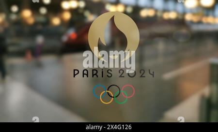 Mai 2024, Paris Frankreich. Logo der Olympischen Sommerspiele 2024 an einem Fenster in einem Bahnhof. Olympische Spiele 24 in Frankreich Emblem. Stockfoto