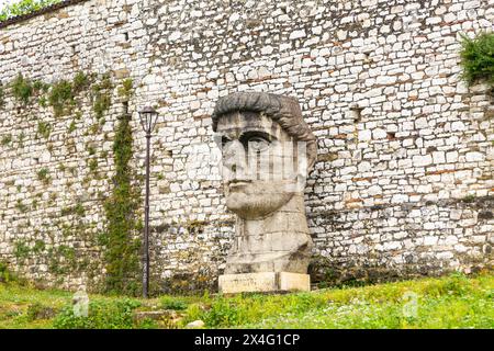 Riesige Skulptur Kopf des römischen Kaisers Konstantin I. (272-337 n. Chr.), Berat Castle, Berat, Albanien, Europa Stockfoto