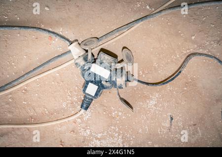 Mehrphasige Stromversorgung, elektrischer Splitter, Stecker und Buchsen liefern elektrische Energie für die Baustelle. Steigender Energieverbrauch und steigender Energieverbrauch Stockfoto