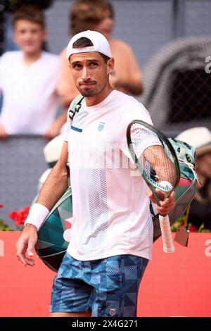 MADRID, SPANIEN - 29. APRIL: Pedro Cachin aus Argentinien erkennt die Zuschauer an, als er vor seinem Spiel gegen Rafael Nadal aus Spai ins Gericht kommt Stockfoto