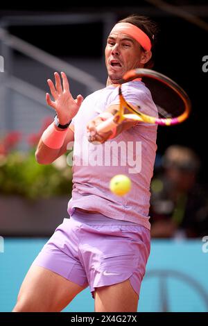 MADRID, SPANIEN - 29. APRIL: Rafael Nadal aus Spanien spielt einen Vorhandschuss gegen Pedro Cachin aus Argentinien im Spiel der Runde von 32 während des siebten Tages Stockfoto