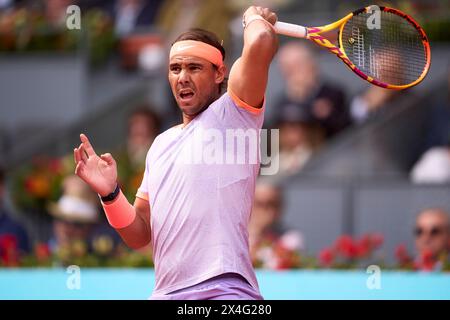 MADRID, SPANIEN - 29. APRIL: Rafael Nadal aus Spanien spielt einen Vorhandschuss gegen Pedro Cachin aus Argentinien im Spiel der Runde von 32 während des siebten Tages Stockfoto