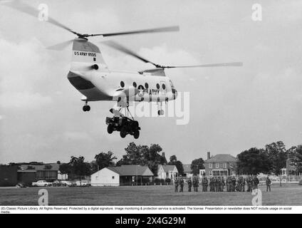 Hubschraubergeschichte. Die Boeing Vertol V-107, auch HKP 4 genannt. Der Hubschrauber wurde von der amerikanischen Firma Vertol entwickelt, der mit Boeing fusioniert wurde, der 1956 mit der Produktion begann. Die US-Streitkräfte begannen, es unter dem Namen H-46 Sea Knight / KV107 zu verwenden. Das Foto wurde vermutlich auf der Joint Base Andrews südöstlich von Washington D.C. USA 1963 aufgenommen, als ein V107-Hubschrauber in der Luft gesehen wird, der die Last eines Jeeps trägt. ref. Kristoffersson ref. 359A-10 Stockfoto